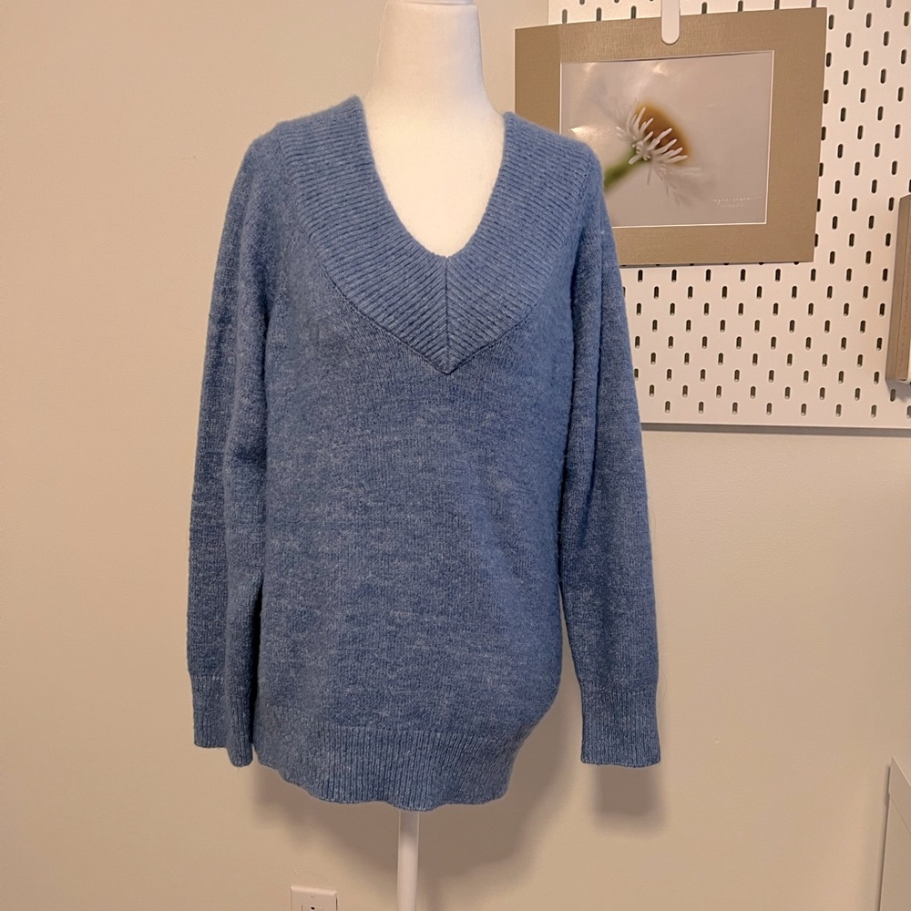 Daniel Rainn V-neck blue acrylic blend sweater.